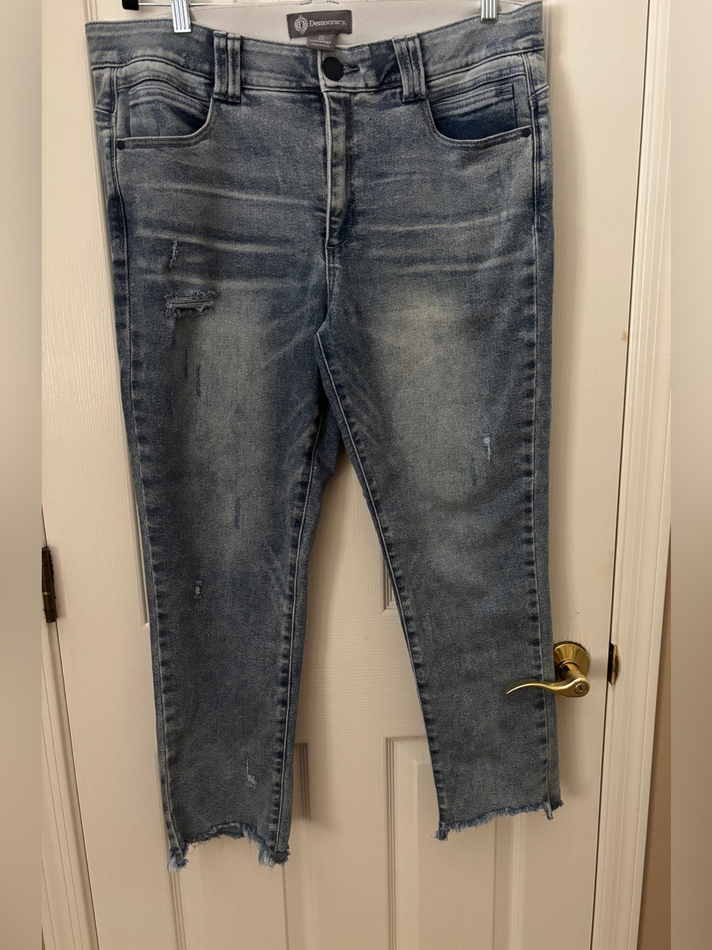 Distressed, light wash Denim Jeans w Frayed Edges & Stretch Waist ~ Women 16
